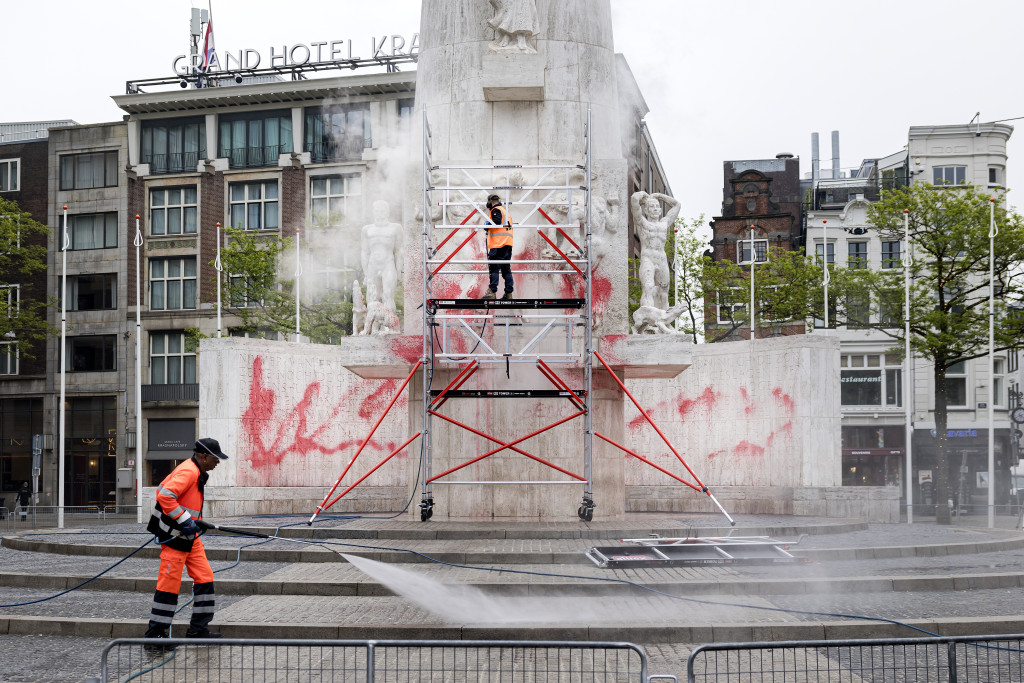 Bekladding Nationaal Monument zorgt voor verontwaardiging bij premier Jetten: 'Idiote en onacceptabele actie'