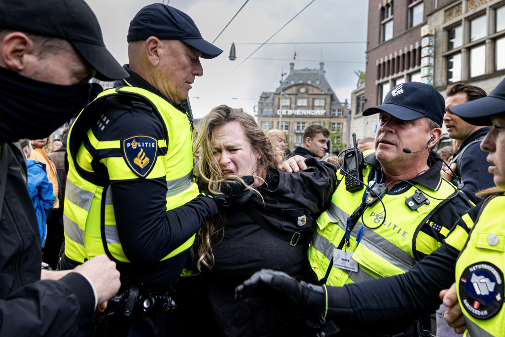 Actievoerders worden aangehouden tijdens de Nationale Dodenherdenking op de Dam.
