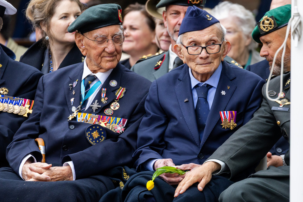Willem Wilbrink (m) en Ed van de Logt (r) tijdens het jaarlijkse vrijheidsdefilé met veteranen en militairen voor Bevrijdingsdag.