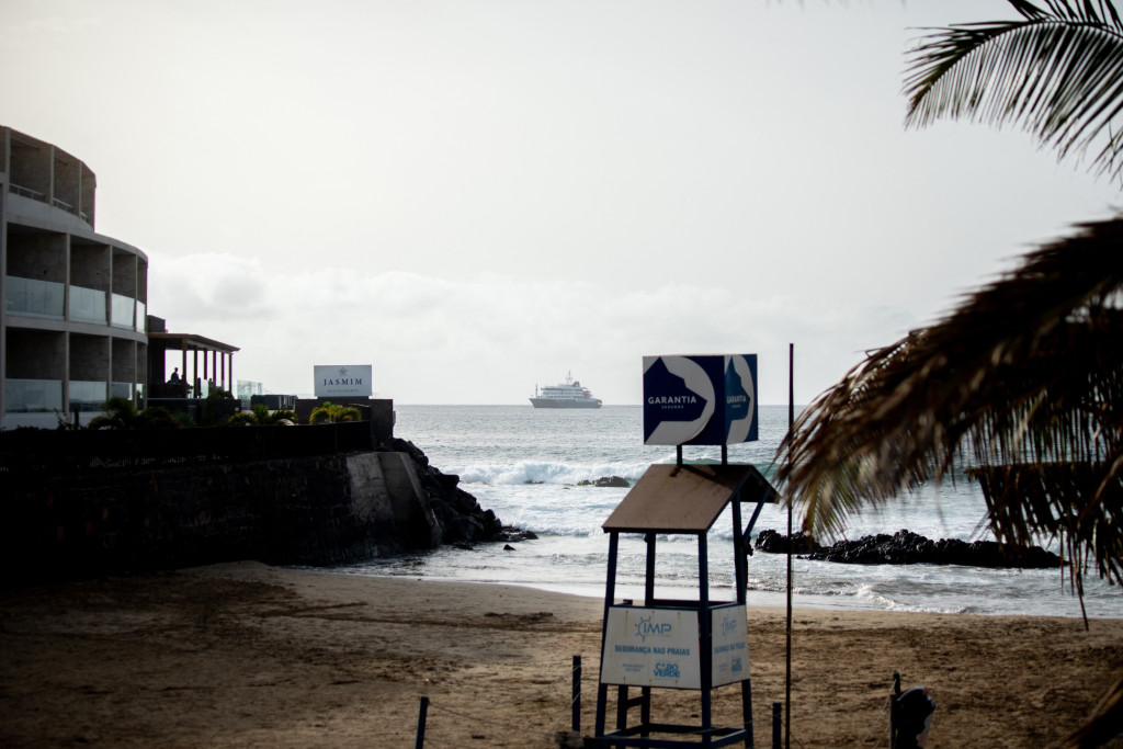 De MV Hondius voor de kust van Praia, Kaapverdië.