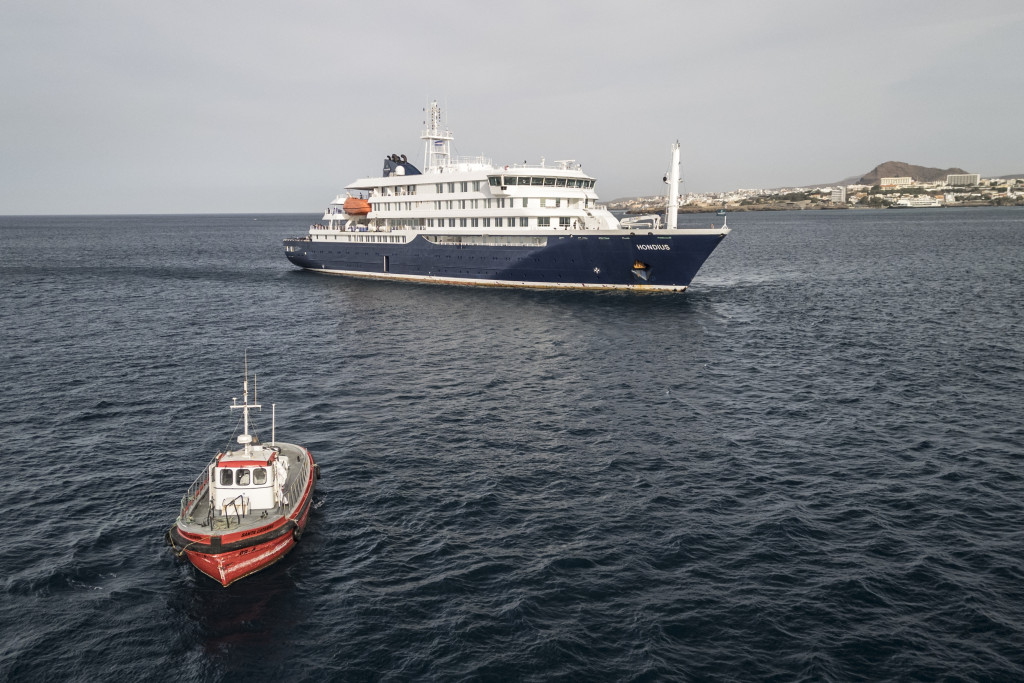 De MV Hondius voor de kust van Praia, de hoofdstad van Kaapverdië.