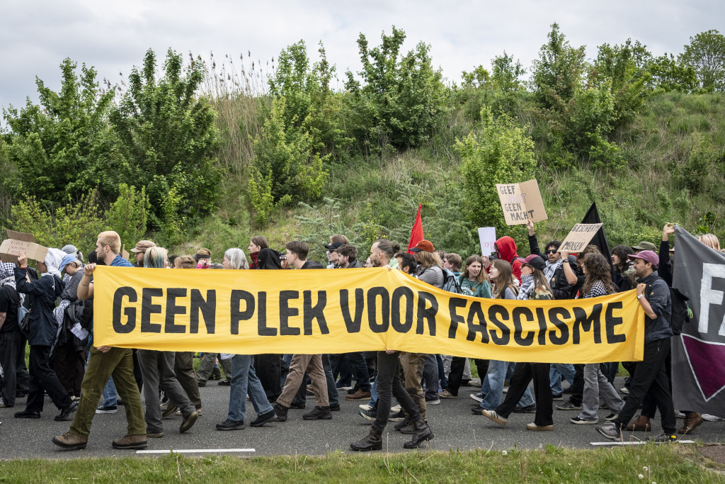 Demonstranten van Anti Fascistische Aktie Fryslan houden een tegendemonstratie bij het aanmeldcentrum in Ter Apel.