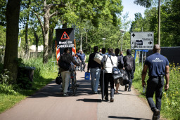 Informatieborden bij het terrein van housefestival Music On, dat op het laatste moment werd afgelast omdat de gemeente de vergunning introk.