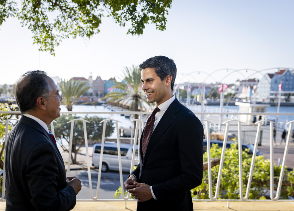 Minister-president Rob Jetten wordt ontvangen door gouverneur Mauritsz de Kort op de vijfde dag van een bezoek aan het Caribisch gebied.