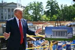 Donald Trump bij de te realiseren balzaal.