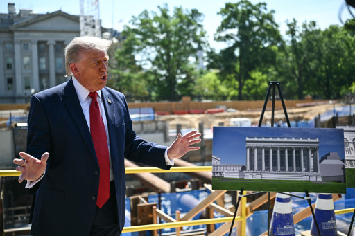 Donald Trump bij de te realiseren balzaal.