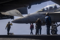 Een straaljager op een Amerikaans vliegdekschip.