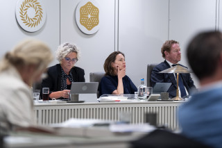 Initiatiefnemers Wieke Paulusma (D66), Bente Becker en minister David van Weel (Justitie en Veiligheid) tijdens de behandeling van het initiatiefwetsvoorstel over de strafbaarstelling van conversiehandelingen in de Eerste Kamer.