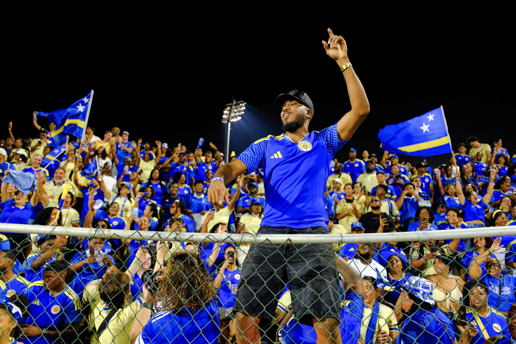 Voetbalfans tijdens de vriendschappelijke interlandwedstrijd tussen Curaçao en Aruba in het Ergilio Hato Stadion.