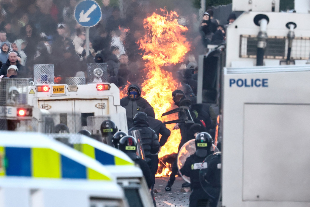 Opnieuw onrust in Belfast na brute mesaanval: 'Het zijn pogroms, ze achtervolgen mensen om hun huidskleur'