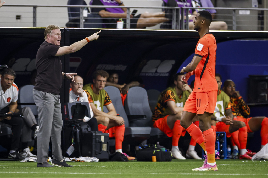 Ronald Koeman tijdens Nederland - Japan.