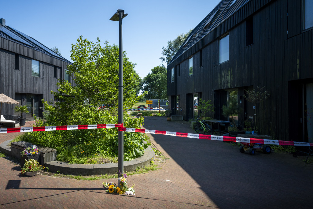 Bloemen bij de woning aan de Meerhoven, waar een echtpaar (beiden 53 jaar) dood is aangetroffen.