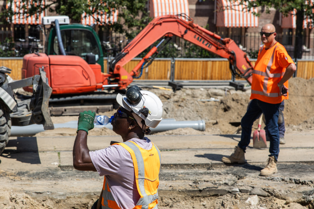 Bouwvakkers aan het werk in de zon.
