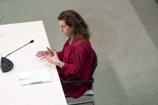 Ingrid van Engelshoven tijdens de openbare verhoren van de parlementaire enquêtecommissie over het coronabeleid.