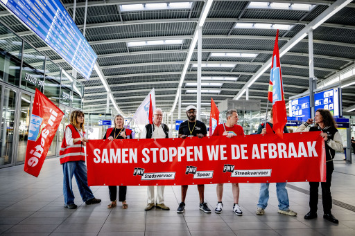 Stakende medewerkers op Utrecht CS tijdens de landelijke staking in het openbaar vervoer.