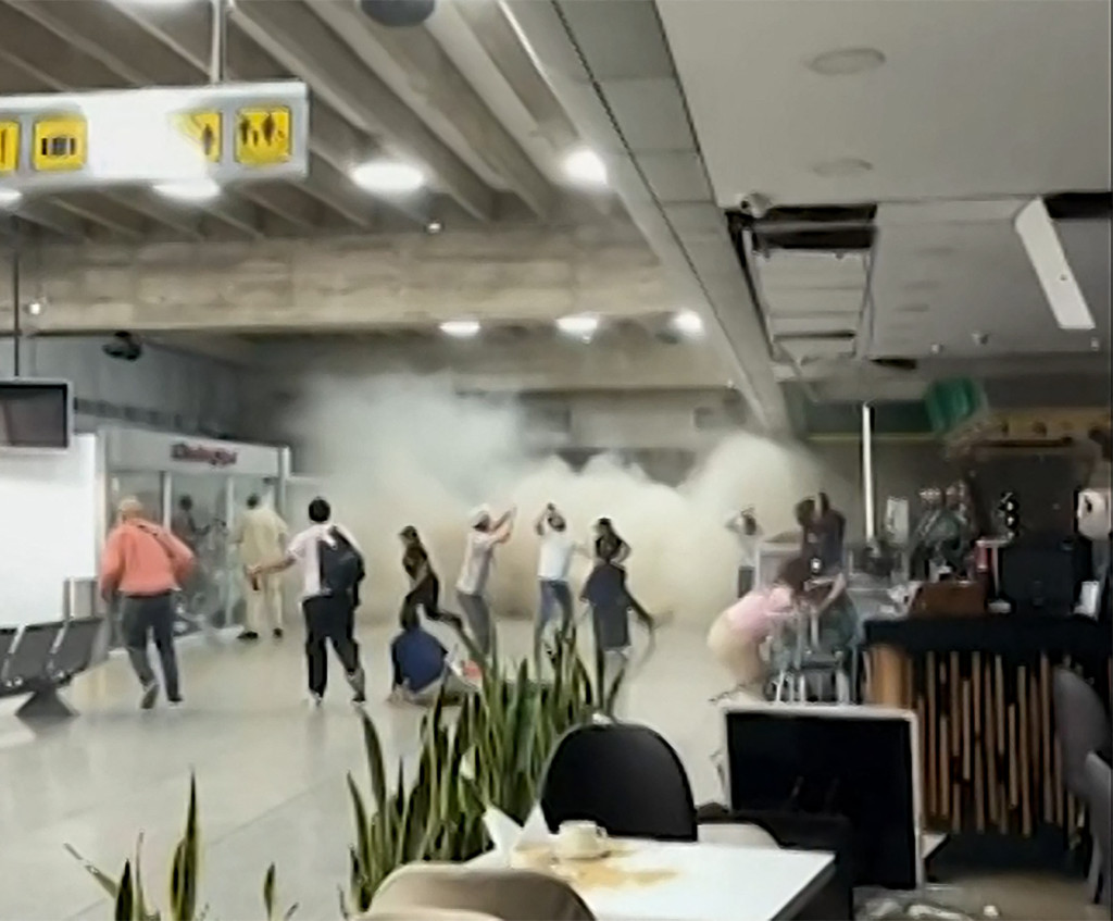 Simon Bolivar Airport stort in na aardbeving.