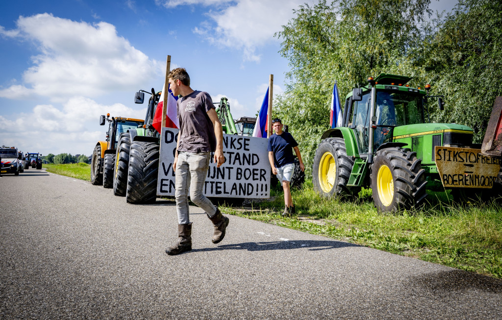 Een groep boeren verzamelt om met tractoren naar Den Haag te rijden om te protesteren tegen de nieuwe stikstofplannen van het kabinet.