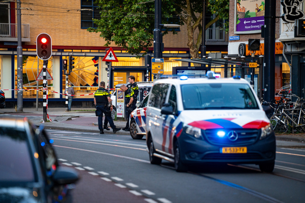Politie op de Nieuwe Binnenweg na een schietpartij. De man die zwaargewond raakte, is overleden.
