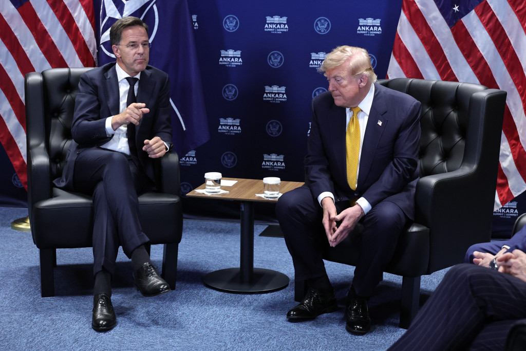 Rutte praat in op woedende Trump op NAVO-top