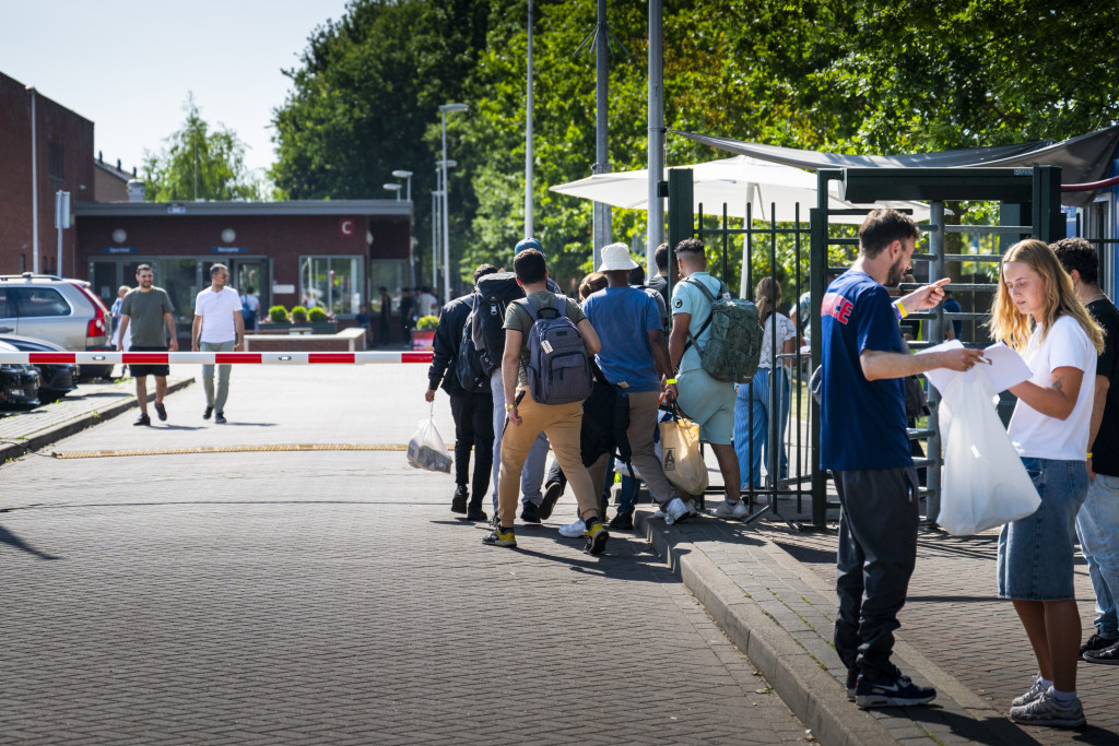 Asielzoekers bij het aanmeldcentrum in Ter Apel.