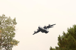 De A400M wordt ingezet om de bosbranden te bestrijden.
