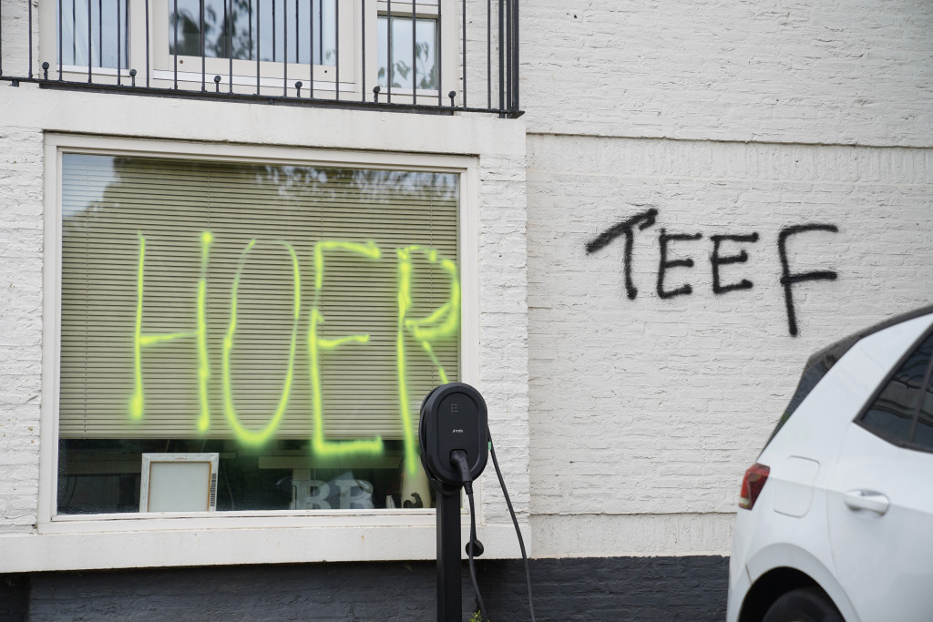 Een huis is beklad met scheldwoorden. In de Brabantse dorpen Engelen en Bokhoven wordt extra gesurveilleerd, nadat daar meerdere woningen waren beklad met teksten tegen asielopvang.