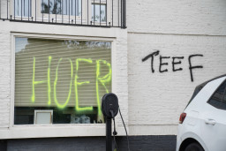 Een huis is beklad met scheldwoorden. In de Brabantse dorpen Engelen en Bokhoven wordt extra gesurveilleerd, nadat daar meerdere woningen waren beklad met teksten tegen asielopvang.
