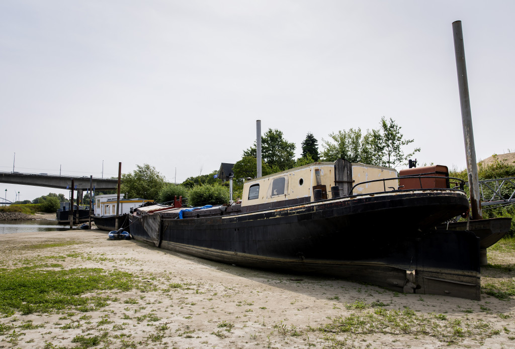 Woonboten liggen op het droge aan de Rijn. Door de aanhoudende droogte en de steeds lagere aanvoer van water via de Rijn dreigt het waterpeil te dalen tot een historisch dieptepunt.