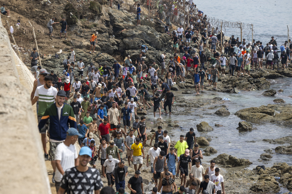 Europese zorgen om massale migrantenoversteek Ceuta: 'Dit is wat je krijgt bij een pardon'