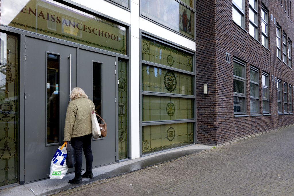 Keiharde discussie na opening Renaissanceschool van FVD: 'Jullie misbruiken de kinderen voor je eigen politieke agenda'