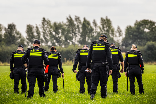 De Mobiele Eenheid van de politie doorzoekt een weiland een dag na het schietincident in het Gelderse Overasselt. Bij het incident kwam een 51-jarige man uit Wijchen om het leven en raakten twee agenten gewond.