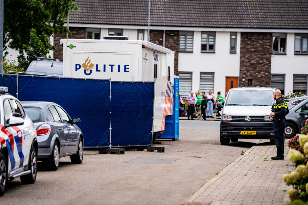 Afzettingen bij een woning in het Gelderse Eerbeek waar de politie een dood persoon heeft aangetroffen.