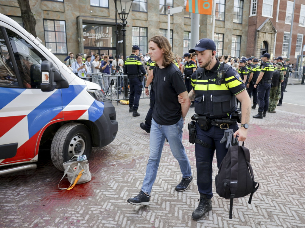 Een arrestatie nadat er rode verf op de route van de rijtoer is gegooid. Extinction Rebellion (XR) zegt verantwoordelijk te zijn voor het gooien van rode verf op de route van de glazen koets voor Prinsjesdag.