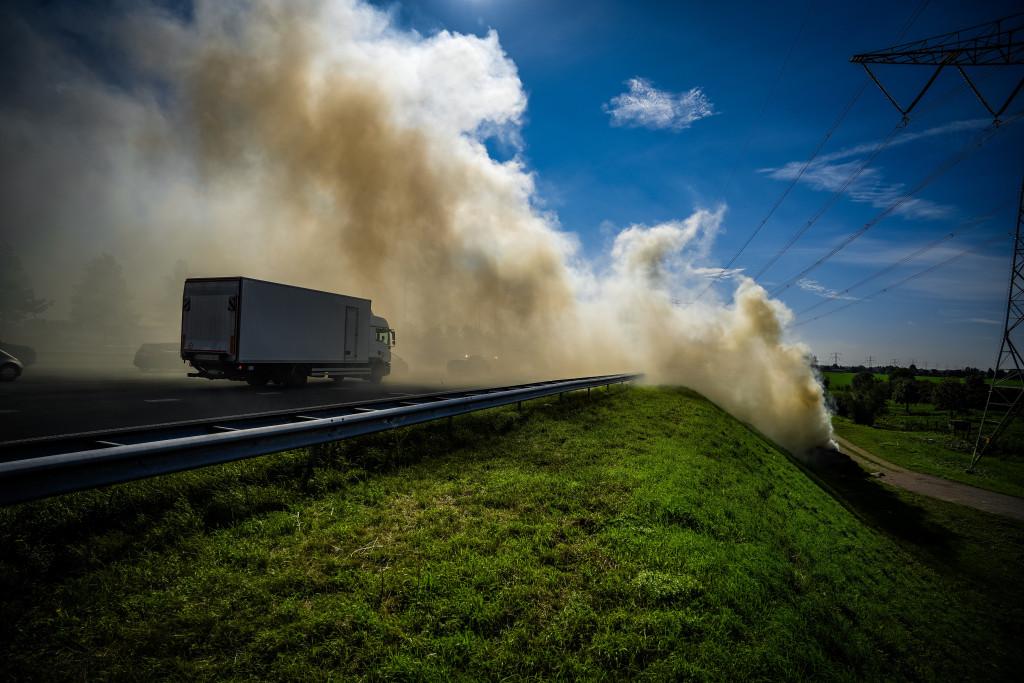 Langs de A2 bij Breukelen woedt een brandje met veel rookontwikkeling. Boeren hadden aangekondigd met een actie te komen.