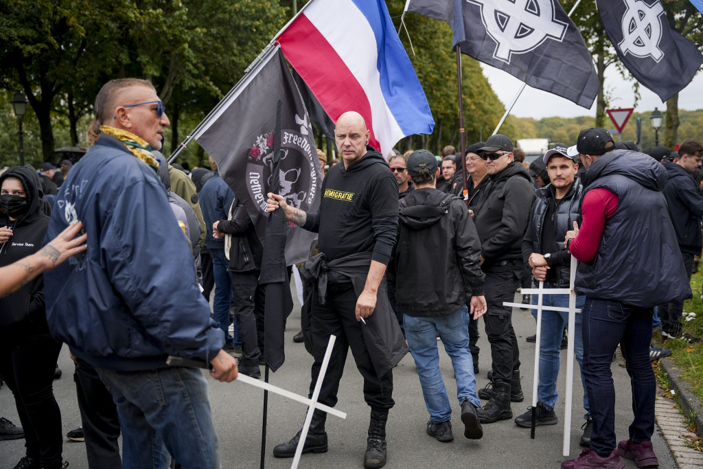 Demonstranten tijdens een protest onder de noemer 'Wij Zijn Het Volk' op het Malieveld.