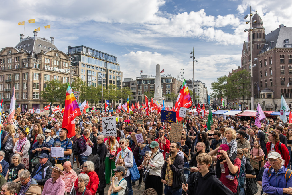 Demonstranten nemen deel aan het Nationaal Vredesprotest. Het protest op de Dam en de aansluitende mars werden georganiseerd door de beweging Stop de Oorlogskoorts, een coalitie van progressieve organisaties die zich onder meer zorgen maken over de stijgende defensie-uitgaven.