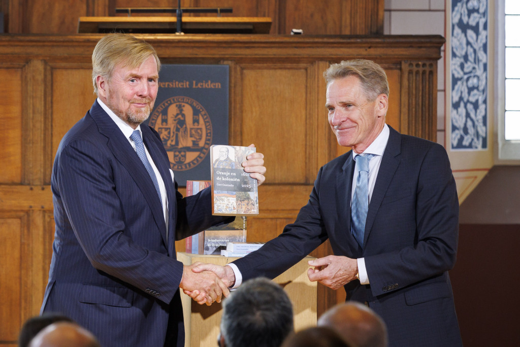 Willem-Alexander tijdens publicatie onderzoek slavernijverleden.