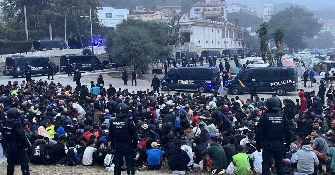Photo: WNL Spanish Police Evacuate Migrant Camp on Ceuta Beach