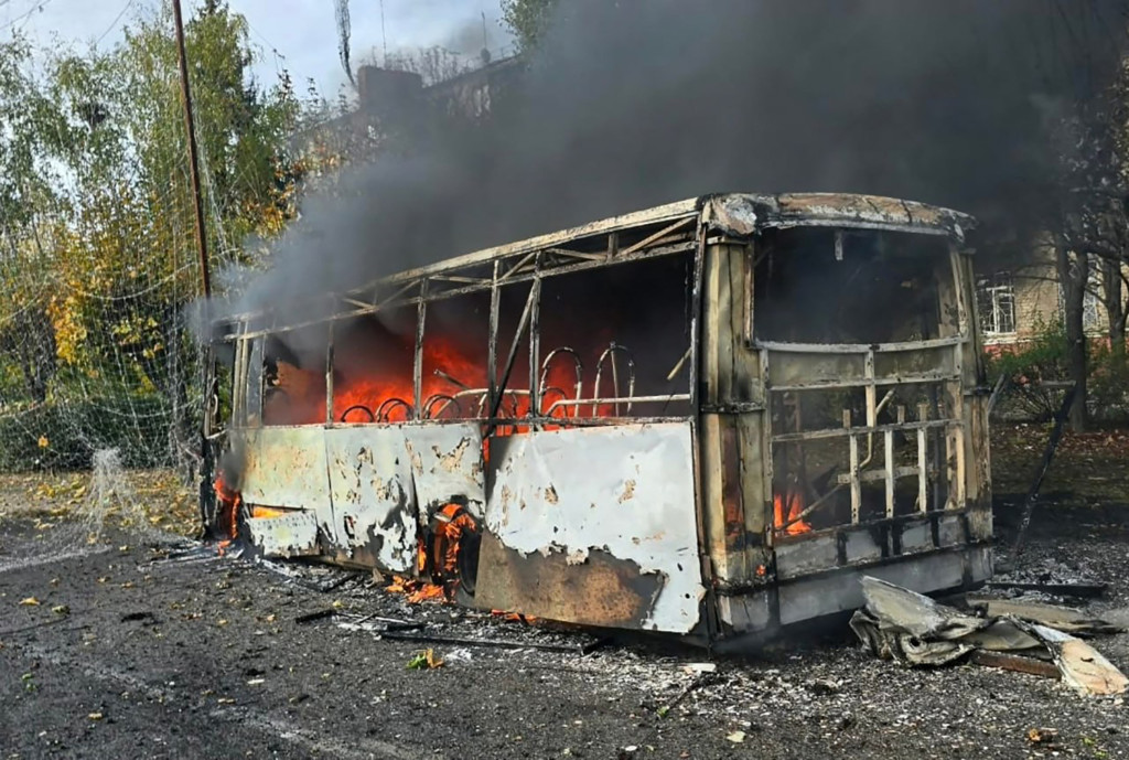 Brandende bus in Kramatorsk.
