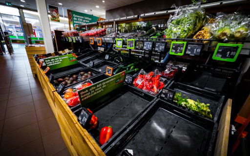 Lege schappen in een Albert Heijn-supermarkt.