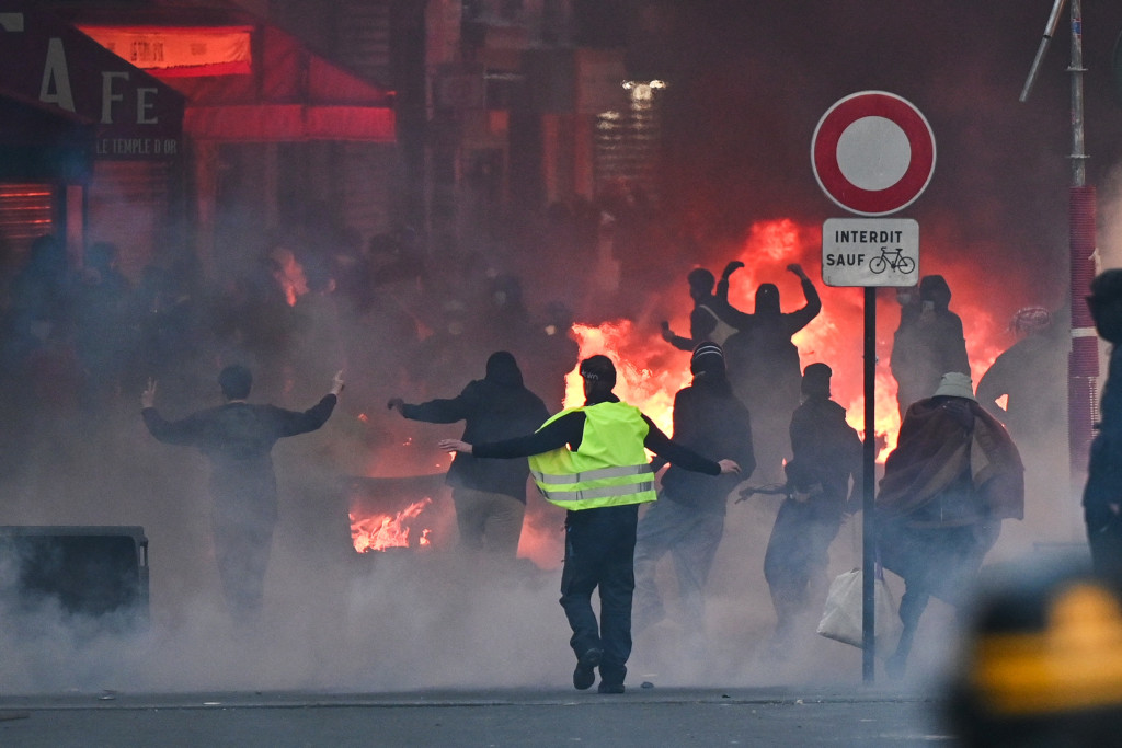 Geweld en plunderingen schrikken Frankrijk op: 'Marine Le Pen is nu torenhoge favoriet'