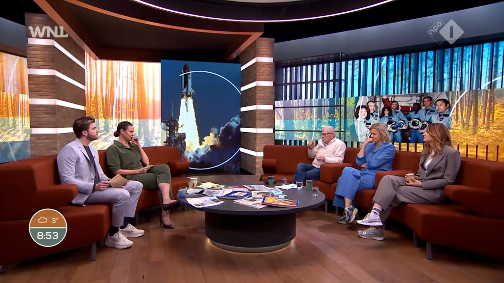 Studiogasten over de ramp met de Space Shuttle Challenger.