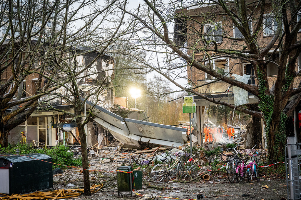 Hulpdiensten hebben zaterdagavond een vijfde overleden persoon onder het puin van de explosies aan de Tarwekamp vandaan gehaald.