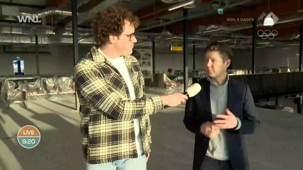 Jan Eerkens in de terminal van Lelystad Airport.