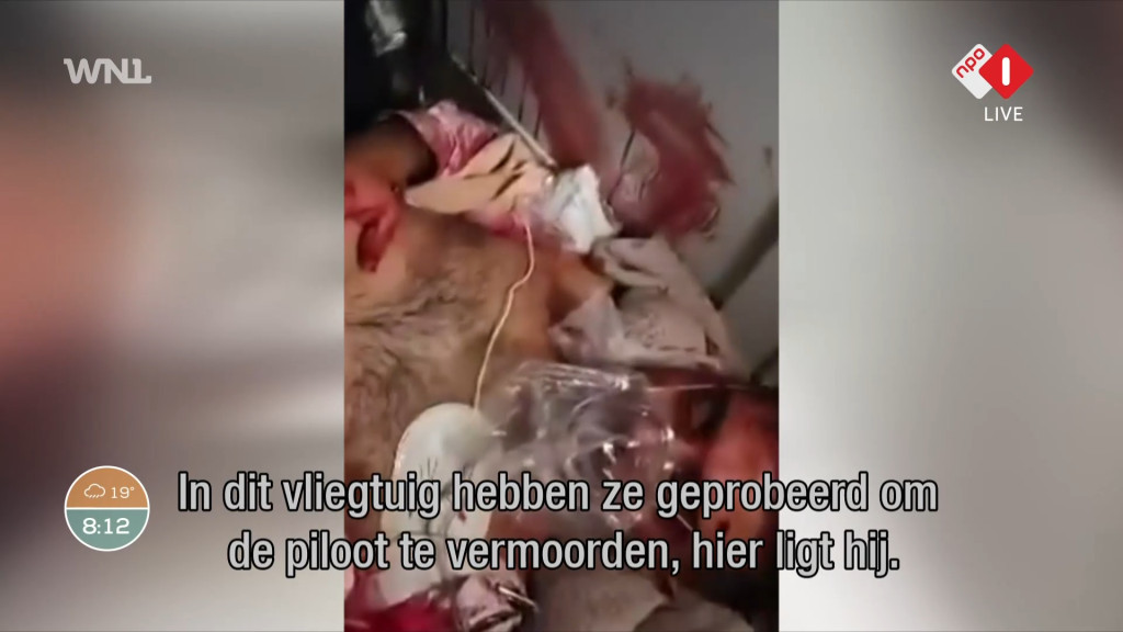 De zwaargewonde captain na de steekaanval op vlucht 1073.