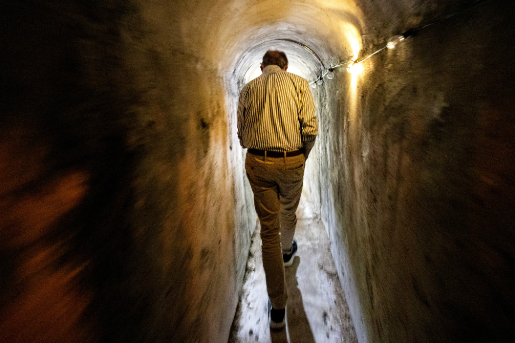 Een man in de replica van de Hamastunnel.