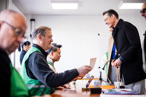 Politiek leider en Kamerlid Joost Eerdmans van JA21 brengt in een stemlokaal nabij metrostation Capelsebrug zijn stem uit bij de gemeenteraadsverkiezingen.
