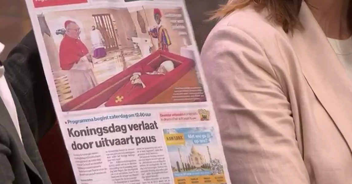 Koning laat begrafenis paus schieten: 'Nog nooit een Oranje op een