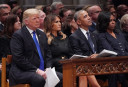 Donald Trump met zijn vrouw Melania en Barack Obama met zijn vrouw Michelle tijdens de uitvaart van George H.W. Bush in 2018.