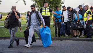 Asielzoekers komen aan bij Ter Apel.